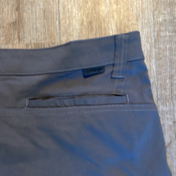 WRANGLER UTILITY HYBRID SHORTS  (SIZE 42) - Picture 8 of 9